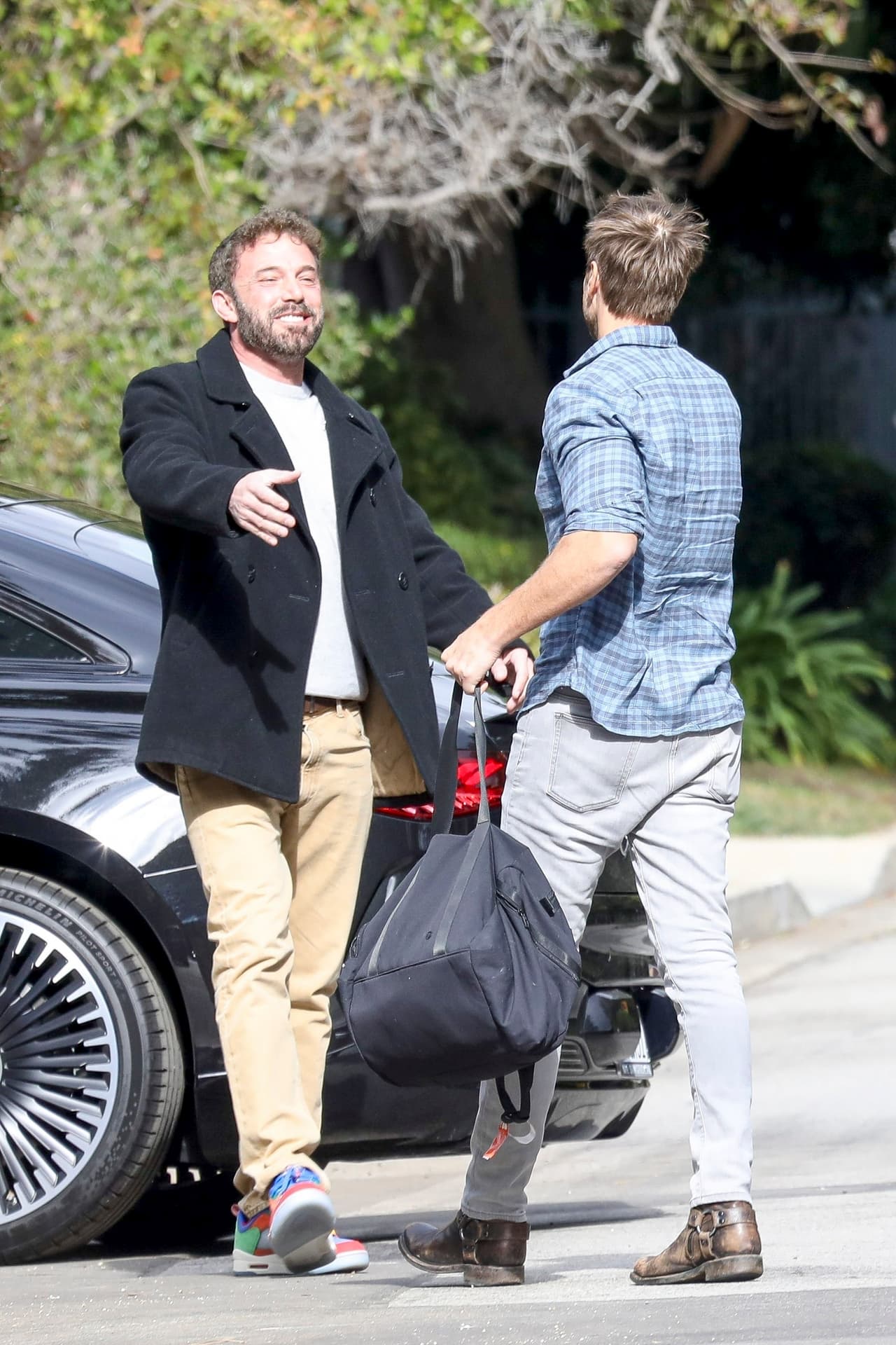 Que el esposo de JLo estuviera esperando a la madre de sus tres hijos (Violet, Seraphina y Samuel) no fue sorpresa para los paparazzi, sin embargo, sí llamó la atención el efusivo saludo que le dio a John.