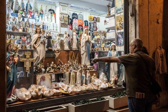 No todas podrán entrar en la plaza y por ello se han instalado hasta 17 pantallas gigantes en varios puntos de Roma para que los peregrinos que no puedan acceder a la plaza vaticana puedan seguir la ceremonia.
