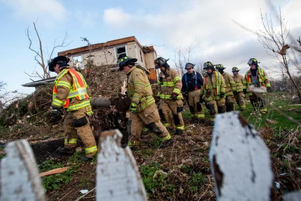 Dos personas perdieron la vida y sobre una veintena resultaron heridas luego del paso de fuertes tornados que tocaron tierra en los poblados de Rochelle y Fairdale a unas 80 millas al noroeste de Chicago la noche del jueves. Rescatistas continúan en la búsqueda de personas desaparecidas entre los escombros.