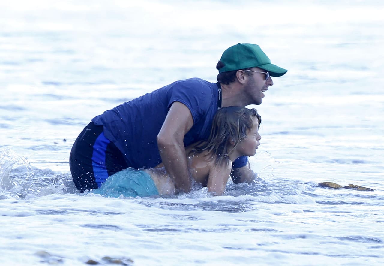 Al parecer una ola les jugó una broma, porque papá e hijo terminaron cayendo al mar.