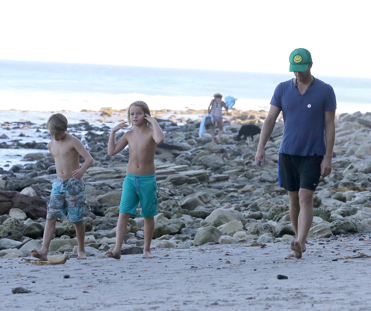 Los tres estuvieron recorriendo el lugar por un rato. Durante todo el tiempo que estuvieron en la playa, el músico no se percató de la presencia de los paparazzi.