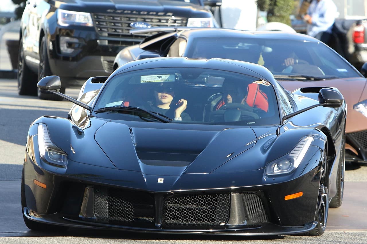 El “regalo de alumbramiento” no está en su casa estacionado, ya que este sábado la pareja fue captada mientras paseaba en el Ferrari, custodiada por oficiales de seguridad.
<br>