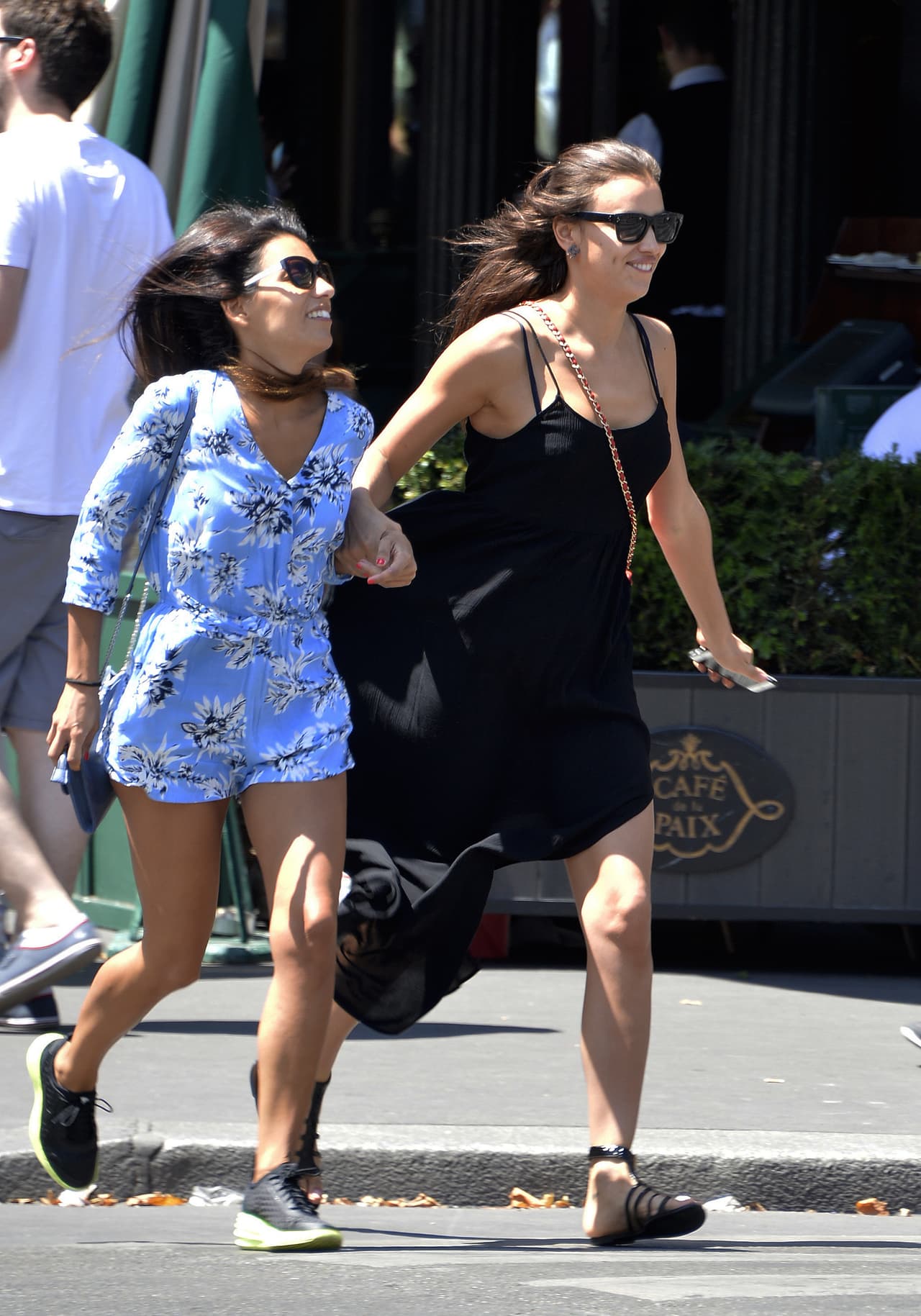 Sonriente y entusiasta pareje que ya Irina deja atrás las penas de amor