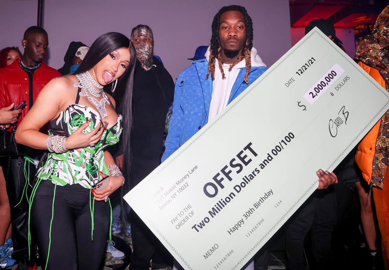 Cardi B y el cheque que le dio de regalo a Offset.
