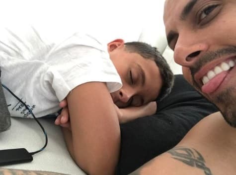 Nick Jam es un padre divertido, pero sobre todo, protector... como en esta foto que posteó en marzo pasado, donde le está velando el sueno a su 'angelito'.