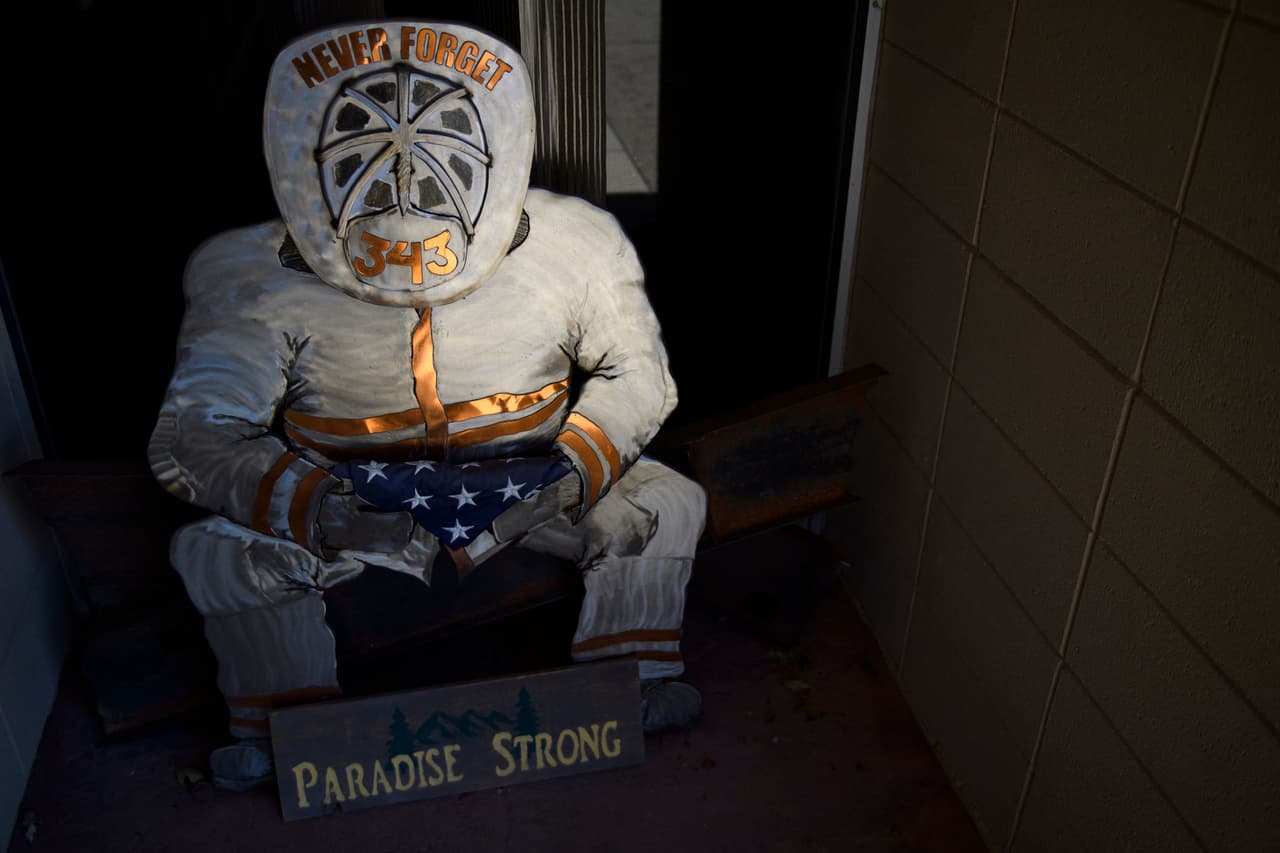 Un letrero en el que se lee "Paradise Strong" (Paradise Fuerte) recuerda el mortal incendio Camp Fire de 2018, que arrasó con el pueblo, a las afueras de la sede del Departamento de Bomberos de Paradise.