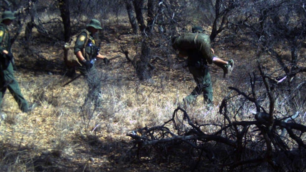 Captan en cámara el rescate de un inmigrante en la frontera de Arizona