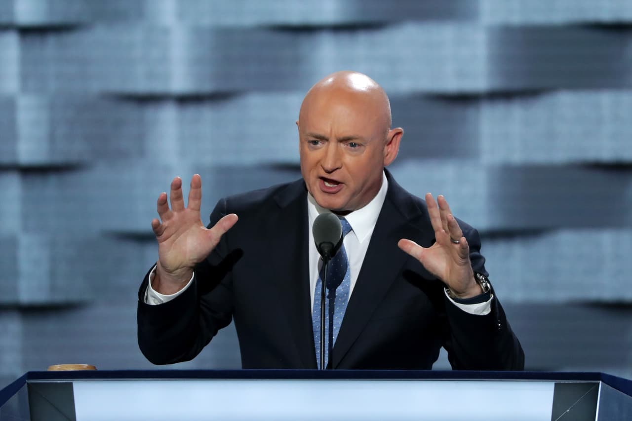 Mark Kelly se disculpa por comentario que hizo en 2018 y al que tacharon de racista