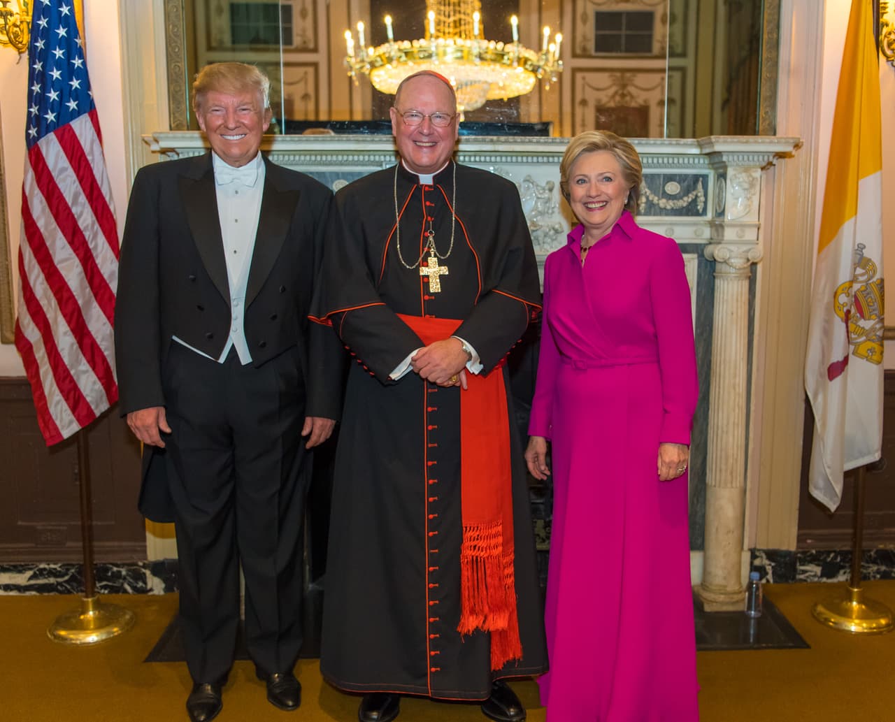 El vestido fucsia tipo camisero que llevó Hillary Clinton lo diseñó Ralph Lauren.