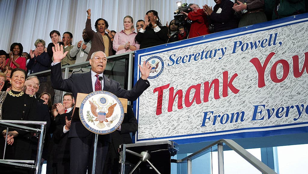 En noviembre de 2004 se anunció que Powell dejaría la Secretaría de Estado. En la imagen, durante el pronunciamiento del discurso de despedida a los empleados del Departamento de Estado junto a su esposa, Alma (izq.), el 19 de enero de 2005 en Washington DC. 
<b>La asesora de seguridad nacional Condoleezza Rice fue quien reemplazó a Powell en el puesto</b>.