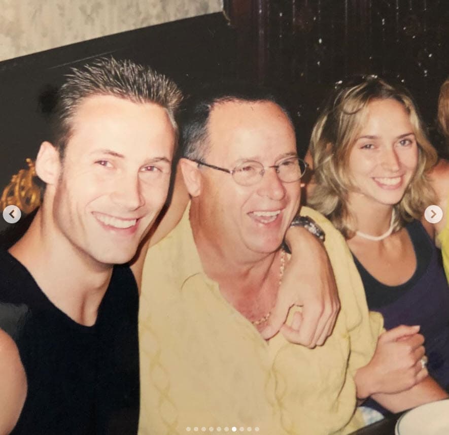 El actor, recordado por su participación en telenovelas como 
<b><a href="https://www.univision.com/shows/mi-marido-tiene-mas-familia" target="_blank">Mi Marido Tiene Más Familia</a></b>, publicó en Instagram una 
<b><a href="https://www.instagram.com/p/B-FoOrLooCB/" target="_blank">serie de fotos </a></b>de su padre junto con un extenso mensaje en la que detalló su fallecimiento, ocurrido en España. 
<br>