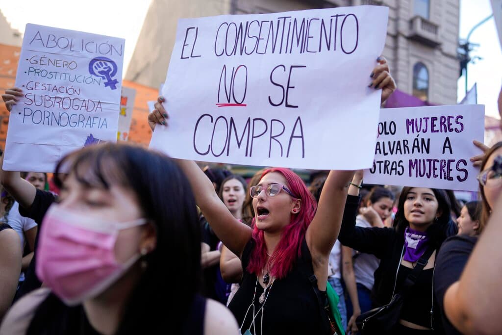 <b>Argentina</b>
<br>
<br>Una mujer sostiene un cartel con un mensaje que dice: "El consentimiento no se puede comprar", durante una marcha por el Día Internacional de la Mujer en Buenos Aires.