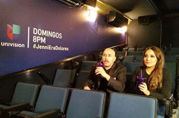 El cine móvil de 'Su nombre era Dolores' ha sido todo un éxito y hasta el mismo Lupillo Rivera no pudo resistirse a ver el primer capítulo de la serie antes que nadie.