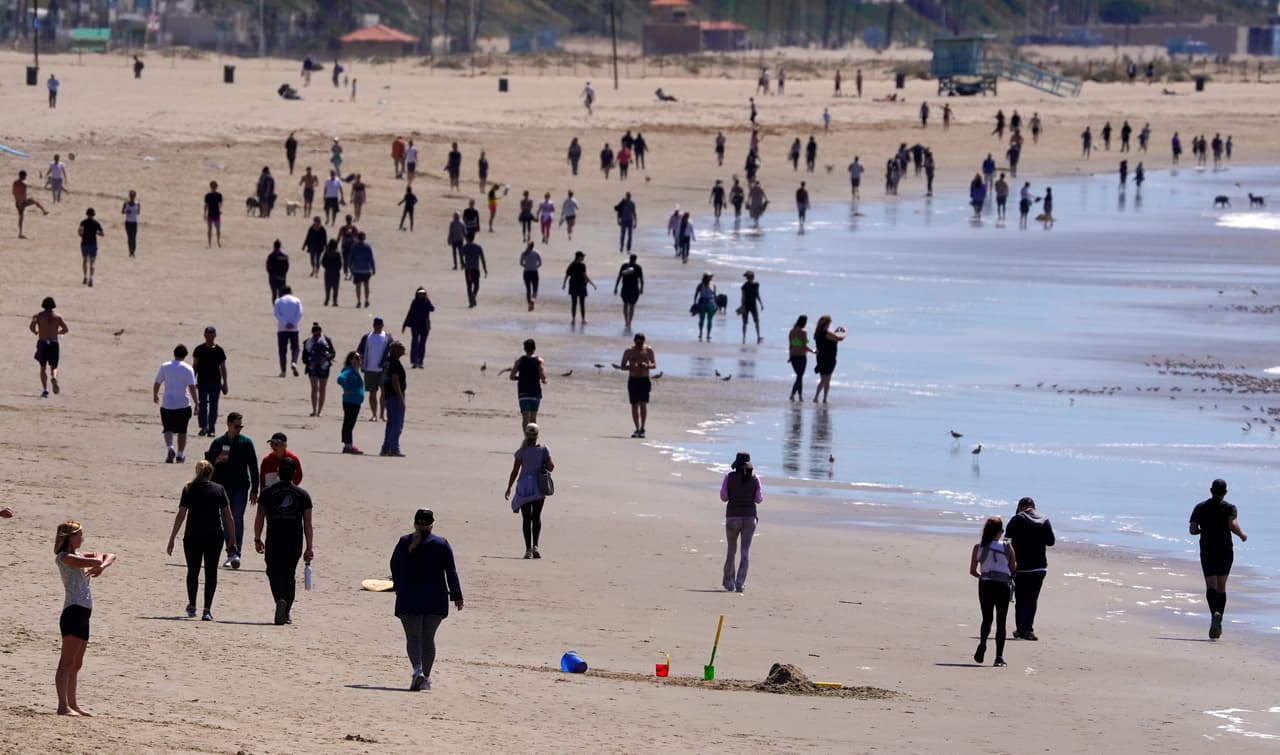 <b>Pasar el día en una playa o piscina popular: bajo riesgo</b>
<br>Siempre y cuando puedas mantenerte distanciado socialmente, los expertos consultados indicaron que esta podría ser una actividad bastante segura.
<br>
<br>De acuerdo con el CDC, el agua en sí no es un riesgo. 
<br>
<br>
<b>¿Qué altera el riesgo?</b> La pregunta clave es ¿qué tan cerca estás de los demás? "¿Puede asegurarse de que puede mantenerse a seis pies [o más] de cualquier persona fuera de su familia designada?" pregunta Rebecca Katz, directora del Centro para la Ciencia y Seguridad de la Salud Global en el Centro Médico de la Universidad de Georgetown.
<br>
<br>
<b>Tenga cuidado con las multitudes en los puntos de entrada y baños. Mantenga la distancia social tanto en tierra como en el agua.</b>
<br>
<br>La epidemióloga aconsejó que una playa es mejor que una piscina en términos de espacio. Vaya temprano en la mañana o al final de la tarde cuando las multitudes son más bajas, y busque playas que marquen lugares para que las personas establezcan sus áreas.
<br>