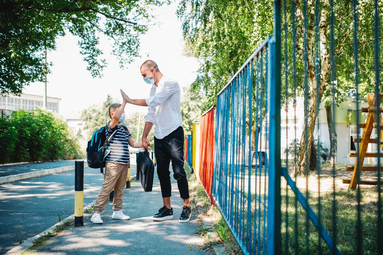 “Si los niños tienen la madurez suficiente para poder llamar en caso de una emergencia, si saben el número de teléfono del padre o la madre para contactarlos, la dirección de la propiedad donde están”, comentó la abogada.