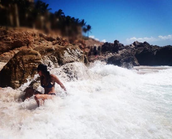 Karla Martínez a punto de perderse entre las olas.