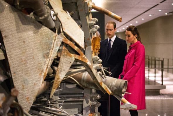 Después de eso la pareja siguió con la visita, esta vez, en el Museo subterráneo en donde se exponen las secuelas del ataque.