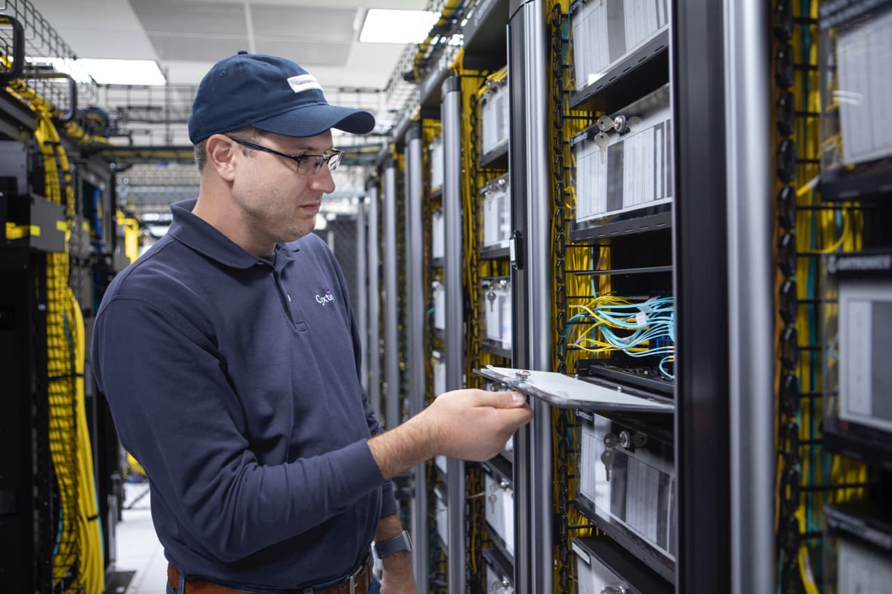 Fundada por el emprendedor de Miami Manny Medina, 
<b>Cyxtera Technologies </b>opera una red global de 61 centros de datos altamente conectados en 29 mercados globales en cuatro continentes. Cyxtera generó unos ingresos estimados de 690 millones de dólares en 2020. Recientemente se convirtió en una empresa pública a través de una fusión que valoró a Cyxtera en 3,400 millones de dólares.