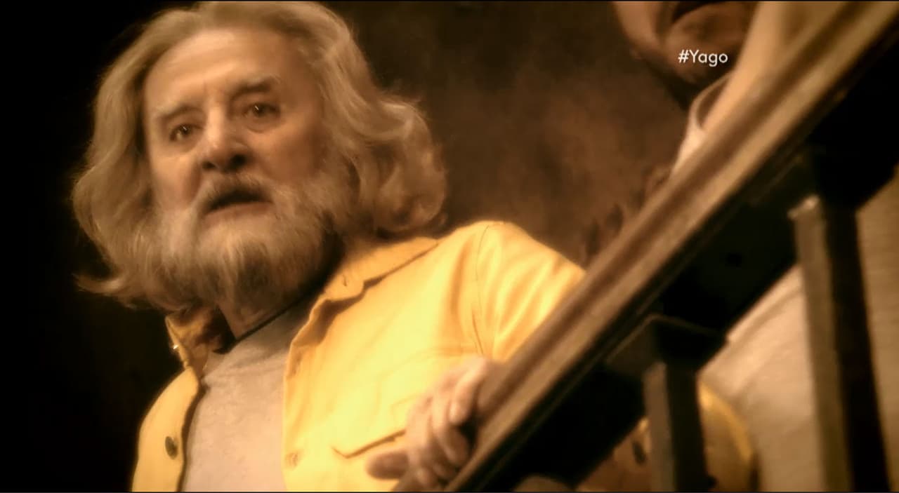 Desde pequeño tuvo suerte en el juego, por eso al crecer supo hacerse de mañas para ganar en las cartas y en el hipódromo.