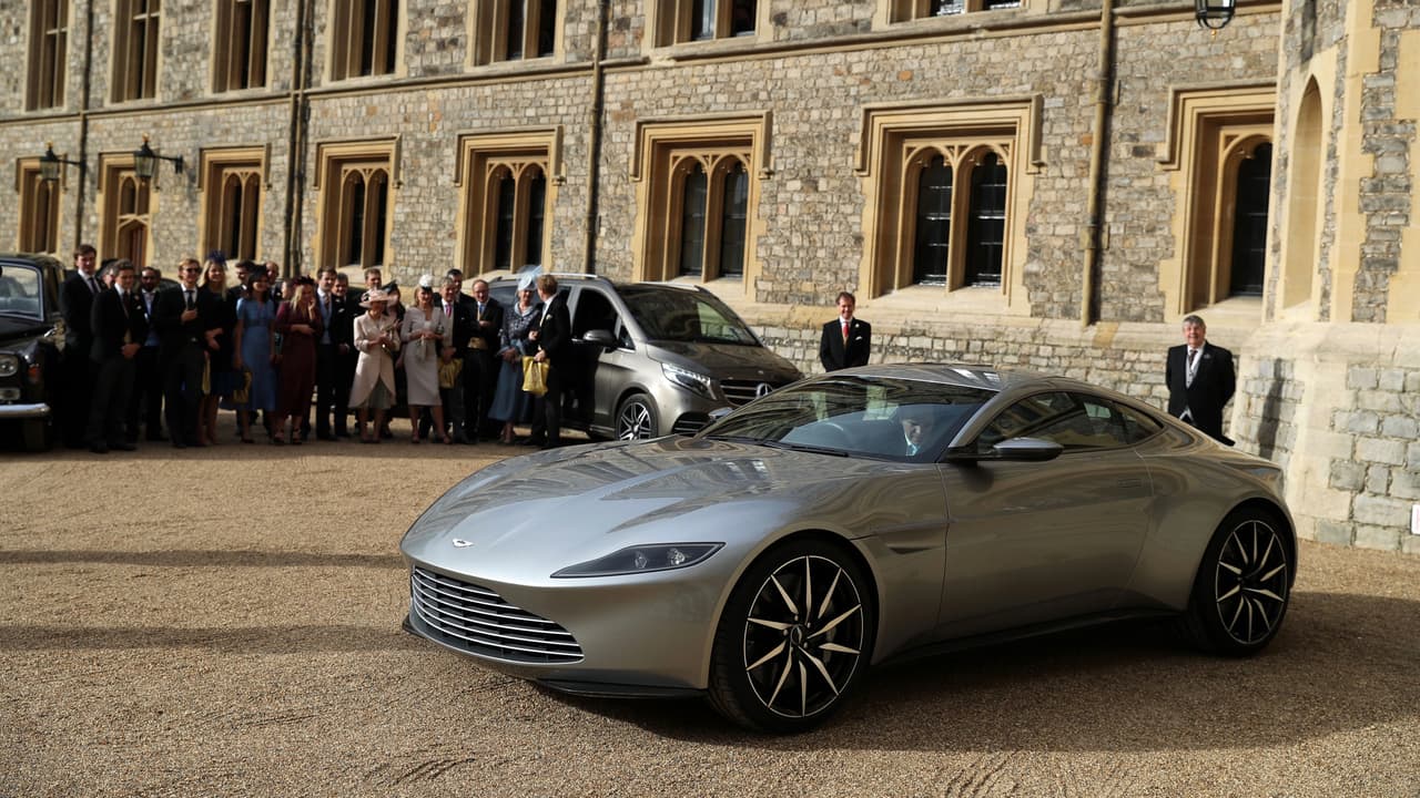 Una vez embutidos en la cabina del Aston Martin DB10, los recién casados se preparan para partir a su recepción nupcial. Con la capacidad de acelerar de 
<b>0 a 62 millas por hora en 4.2 segundos </b> bajo el pie derecho del novio seguro llegaron rápidamente.