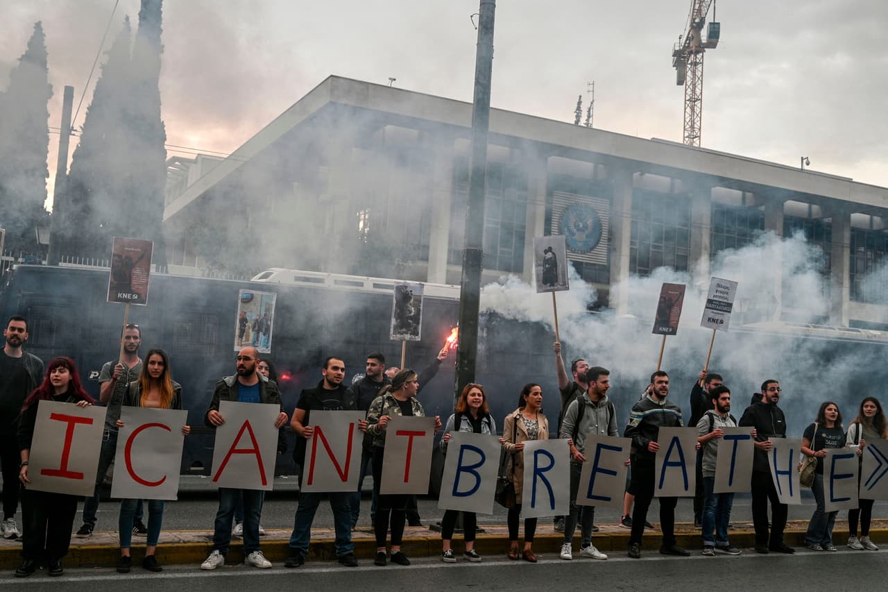 "No puedo respirar", el mensaje de la protesta de un grupo de jóvenes del partido comunista griego frente a la embajada estadounidense en Atenas, el 1 de junio.