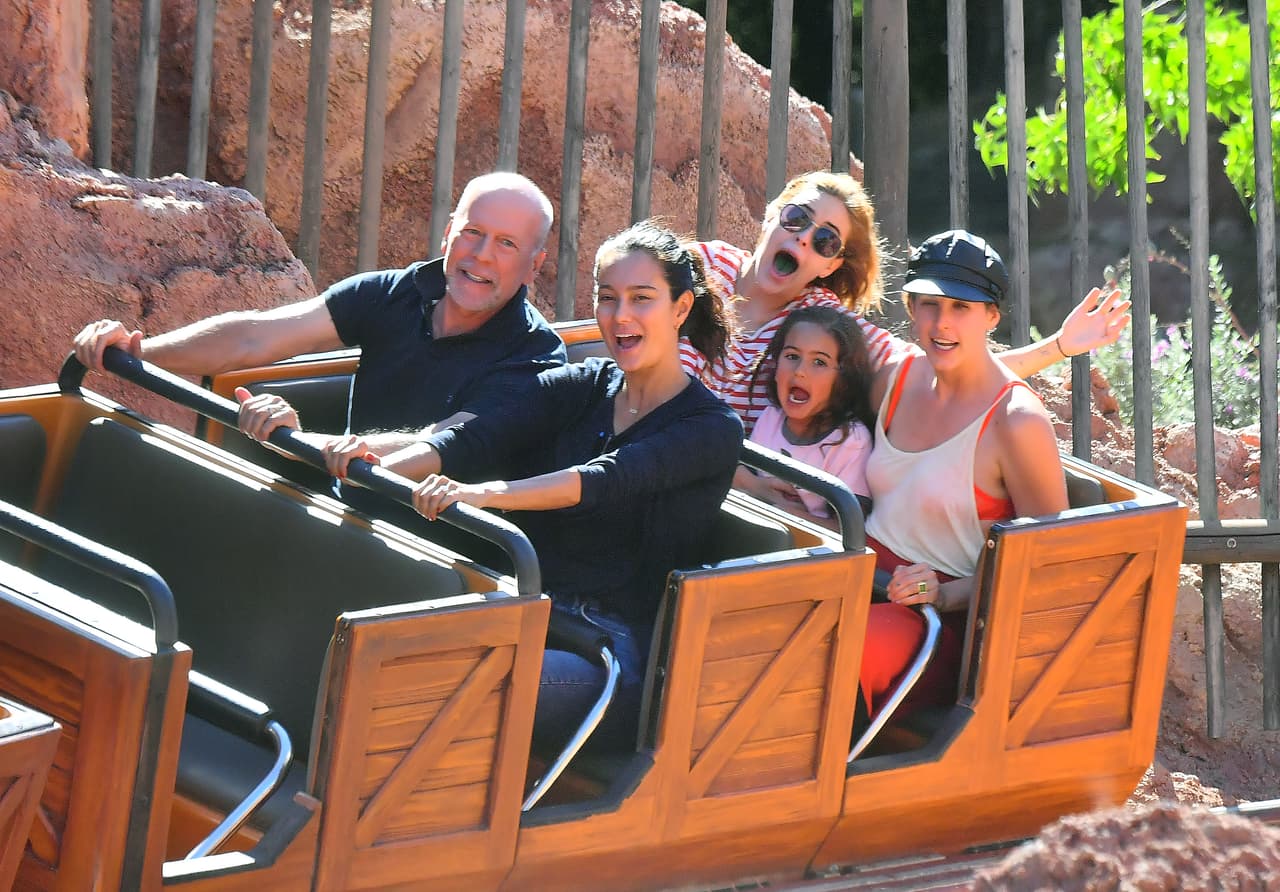 Willis es papá de cinco hijas: Rumer, Tallulah, Scout, Evelyn y Mavel; las tres primeras las tuvo con Demi Moore y las dos más pequeñas con su actual pareja, Emma Heming.