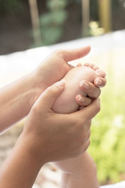 Si tu bebé está molesto, intenta mover sus piernitas como si pedaleara en el aire.