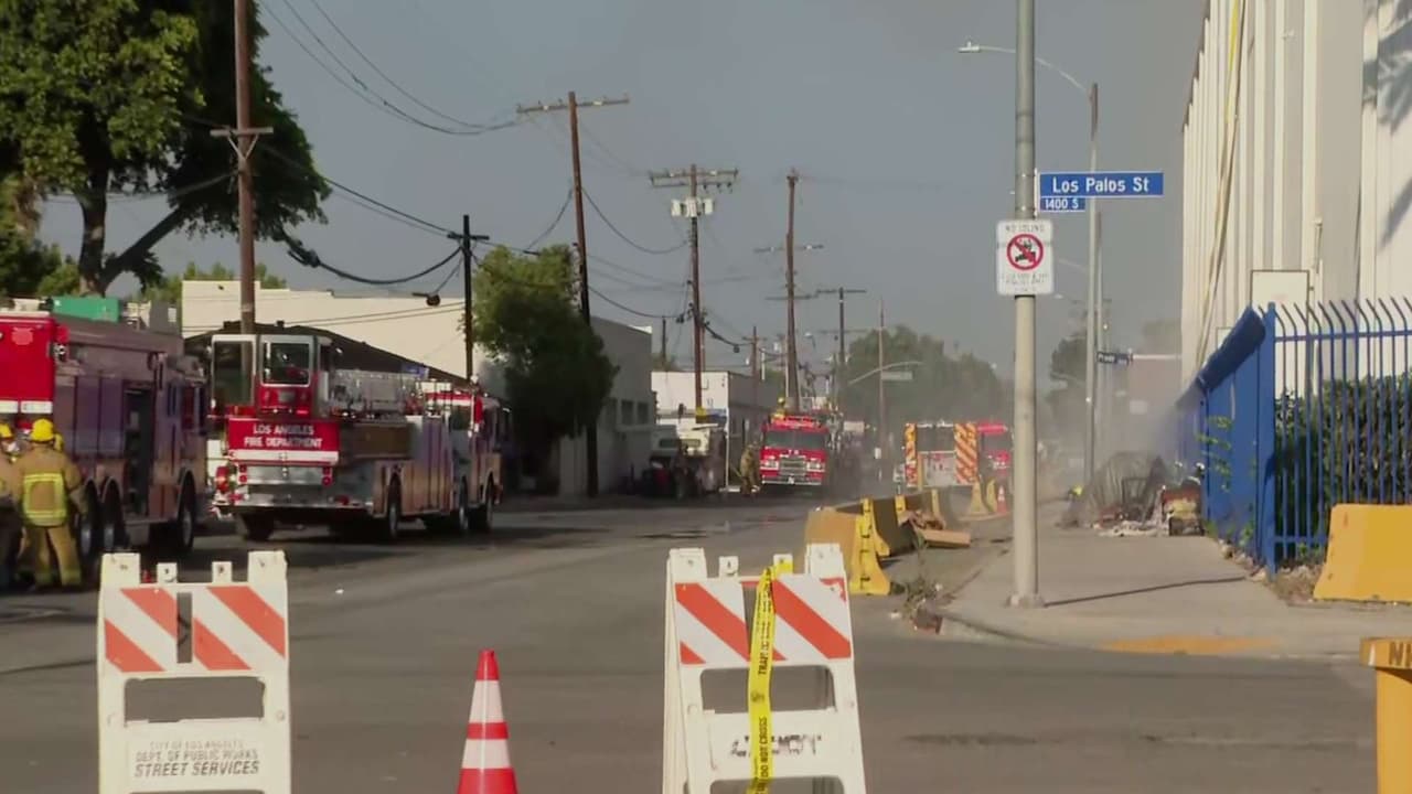 Vecinos de Boyle Heights se encierran por humo tras incendio en Lineage; bomberos monitorean aire y agua