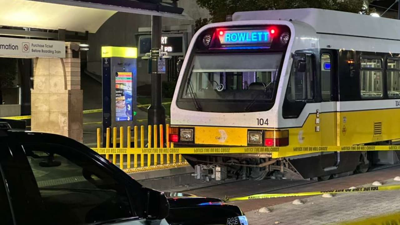 <h3 class="cms-H3-H3">DART rectifica su versión</h3> La confusión surgió cuando, el domingo por la noche, 
<b>una portavoz de DART aseguró que el sospechoso había sido detenido</b> y que el ataque era un “incidente aislado”, dirigido hacia una víctima específica. Sin embargo, la agencia corrigió su declaración y 
<b>confirmó que no hay arrestos y que el responsable continúa prófugo</b>. 
<br>El Departamento de Policía de DART, que opera de manera independiente al Departamento de Policía de Dallas, 
<b>sigue a cargo de la investigación.</b>