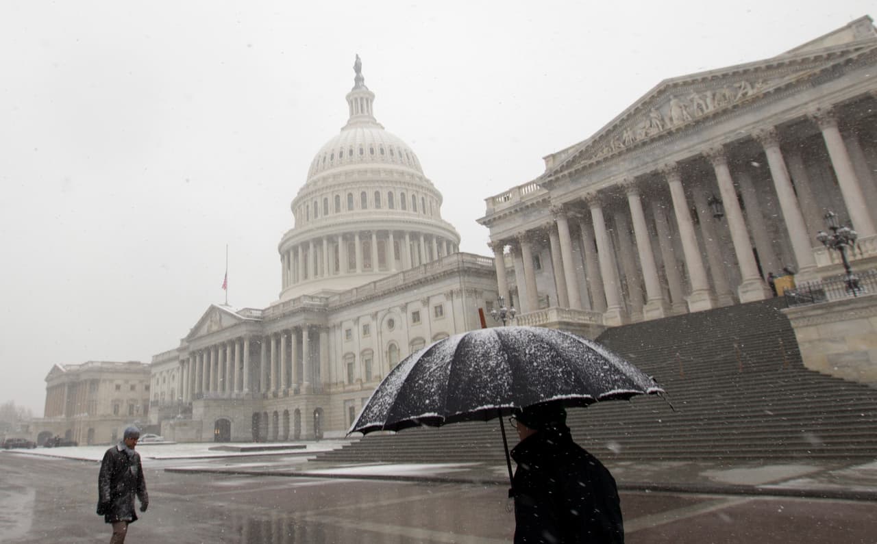 La nieve sobre el Capitolio de EEUU en Washington DC. Se emitieron alertas para desplazamientos por carreteras y el servicio de trenes Amtrak fue modificado en la zona afectada.