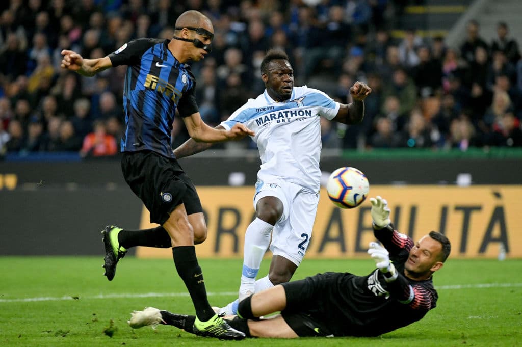 El arquero esloveno del Inter Samir Handanovic (derecha) salvó en más de una ocasión a su equipo de recibir más goles, aquí ante el ecuatoriano Felipe Caicedo de la Lazio (centro).