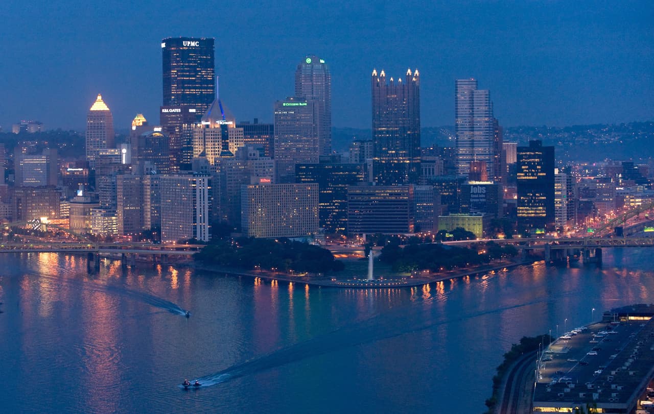 <b>PITTSBURGH</b>. Es una gran metrópolis creada donde convergen tres ríos. Varios puentes de acero atraviesan el río Ohio, el río Allegheny y el río Monongahela. Tiene una topografía distinta, una masa de colinas verdes que se elevan directamente desde los ríos de abajo.