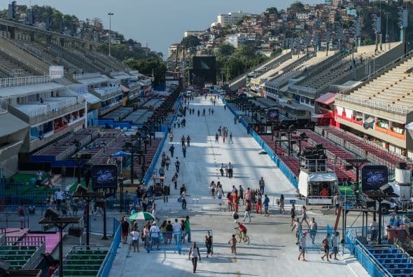 En las tribunas todo es alegría, pero a lo largo del recorrido en "la avenida" Sapucaí que atraviesa el sambódromo la mirada inquisidora de 40 jurados va buscando con microscopio cualquier error en el desfile.
