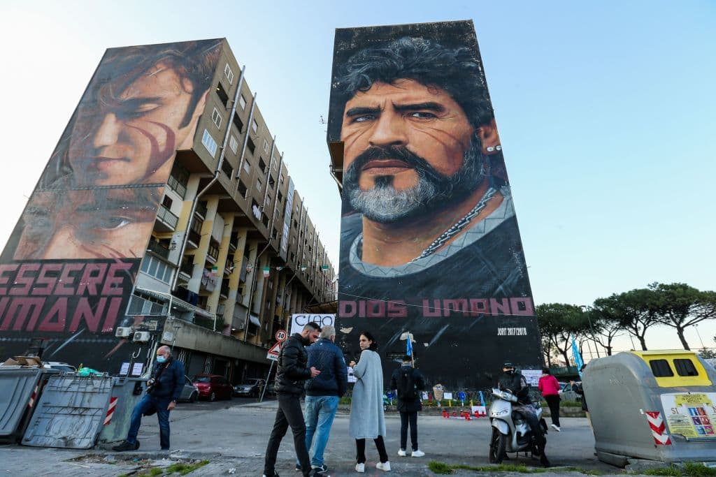 'Dios Humano' se lee al pie de este impresionante mural en Nápoles, Italia.
