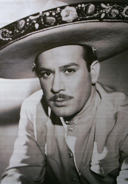 Se calcula que a lo largo de su carrera Pedro Infante participó en más de 60 películas y grabó más de 300 canciones.