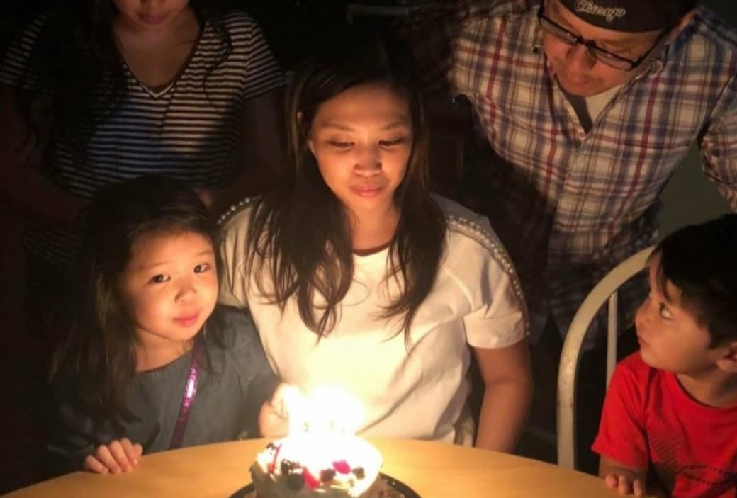 Más allá de esa fiebre alta, la niña no presentó ningún otro signo notable de la gripe que habitualmente incluyen malestar general, fiebre alta, dolor de garganta y tos. El pediatra pensó que simplemente se trataba de un virus que debía correr su curso.