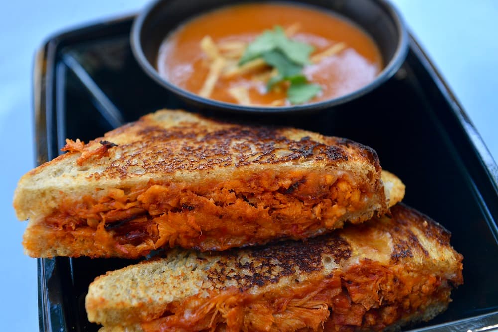 <b>Sándwiches, tortas, emparedados, hamburguesas, pizzas... </b>Este tipo de productos están prohibidos siempre que tengan algún tipo de contenido cárnico y lácteo y no estén en su empaque íntegro, con un sello sanitario de la autoridad competente.