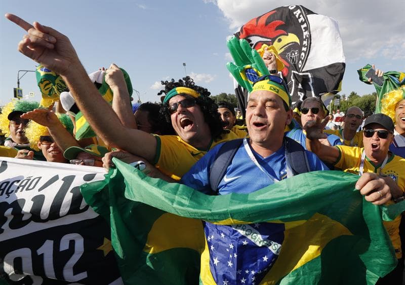 La colorido de Brasil y la fiesta de Serbia marcan dos estilos diferentes de sus hinchas y eso es algo que se refleja en medio del partido del grupo E del Mundial de Rusia 2018.
