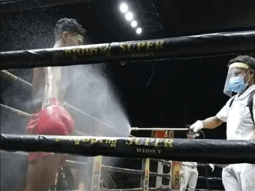 Se rociarán a los boxeadores con spray desinfectante, así como el ring y las cuerdas. Posterior a esta, los boxeadores serán revisados por un médico y dejarán el estadio. Las artes marciales mixtas y la UFC deberán apegarse a las mismas reglas.