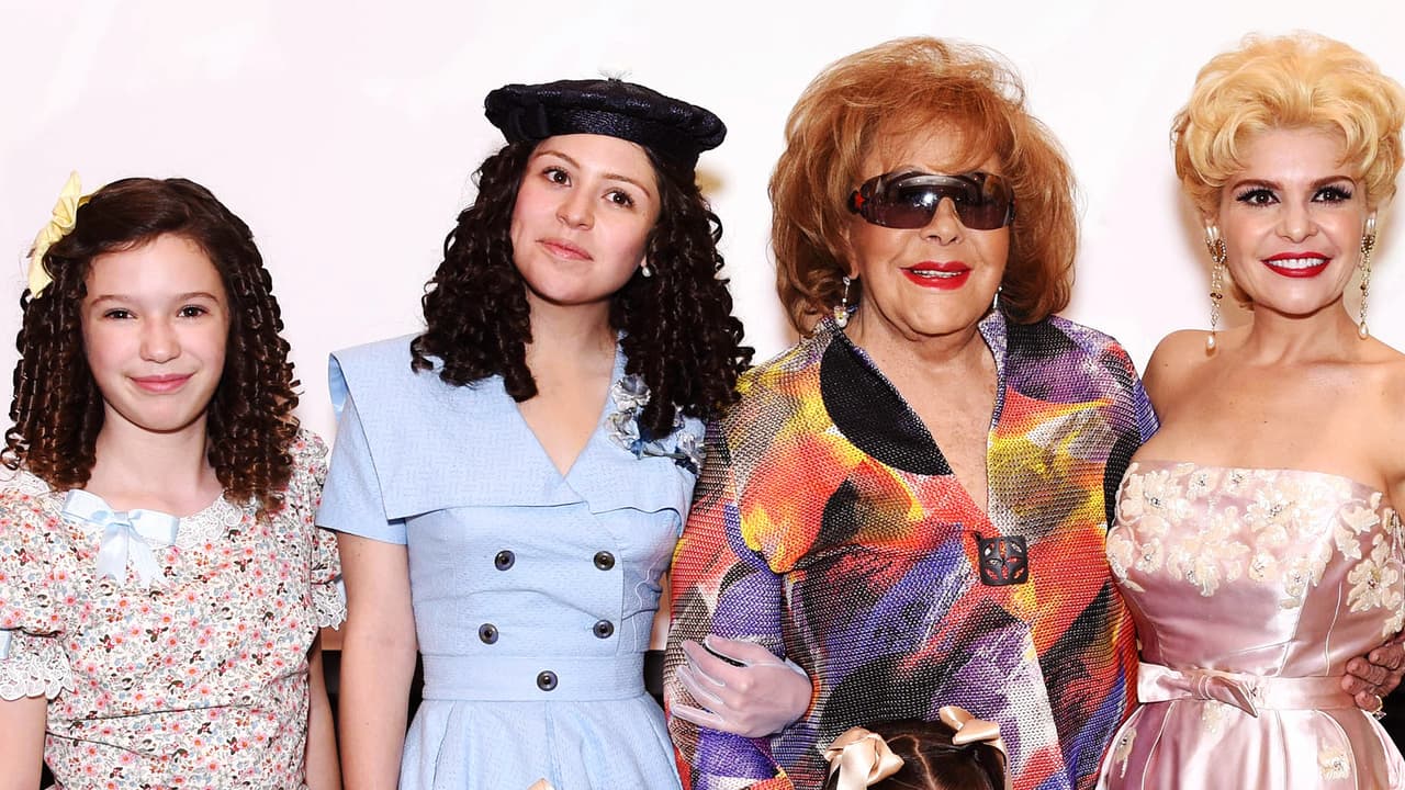 Silvia Pinal prestó sus vestidos, accesorios y hasta sus casas para la serie que contará su vida