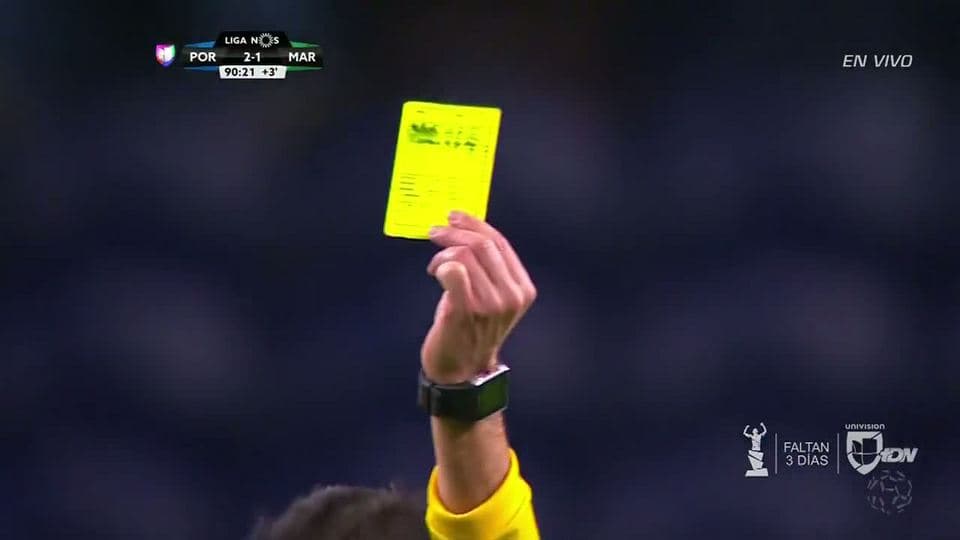 Tarjeta amarilla. El árbitro amonesta a Erdem Sen de Marítimo