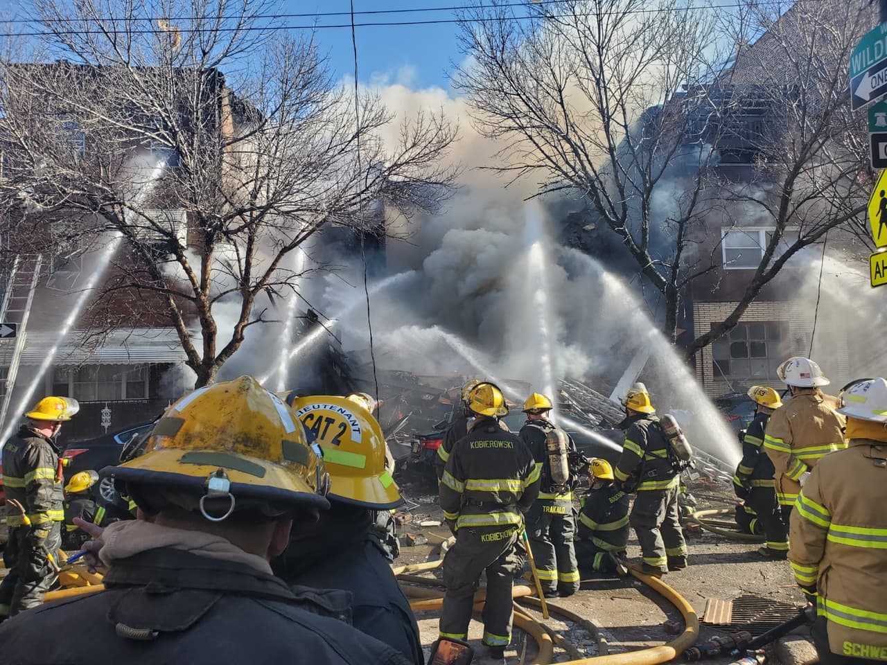 La explosión y el fuego sacudieron todo el vecindario.