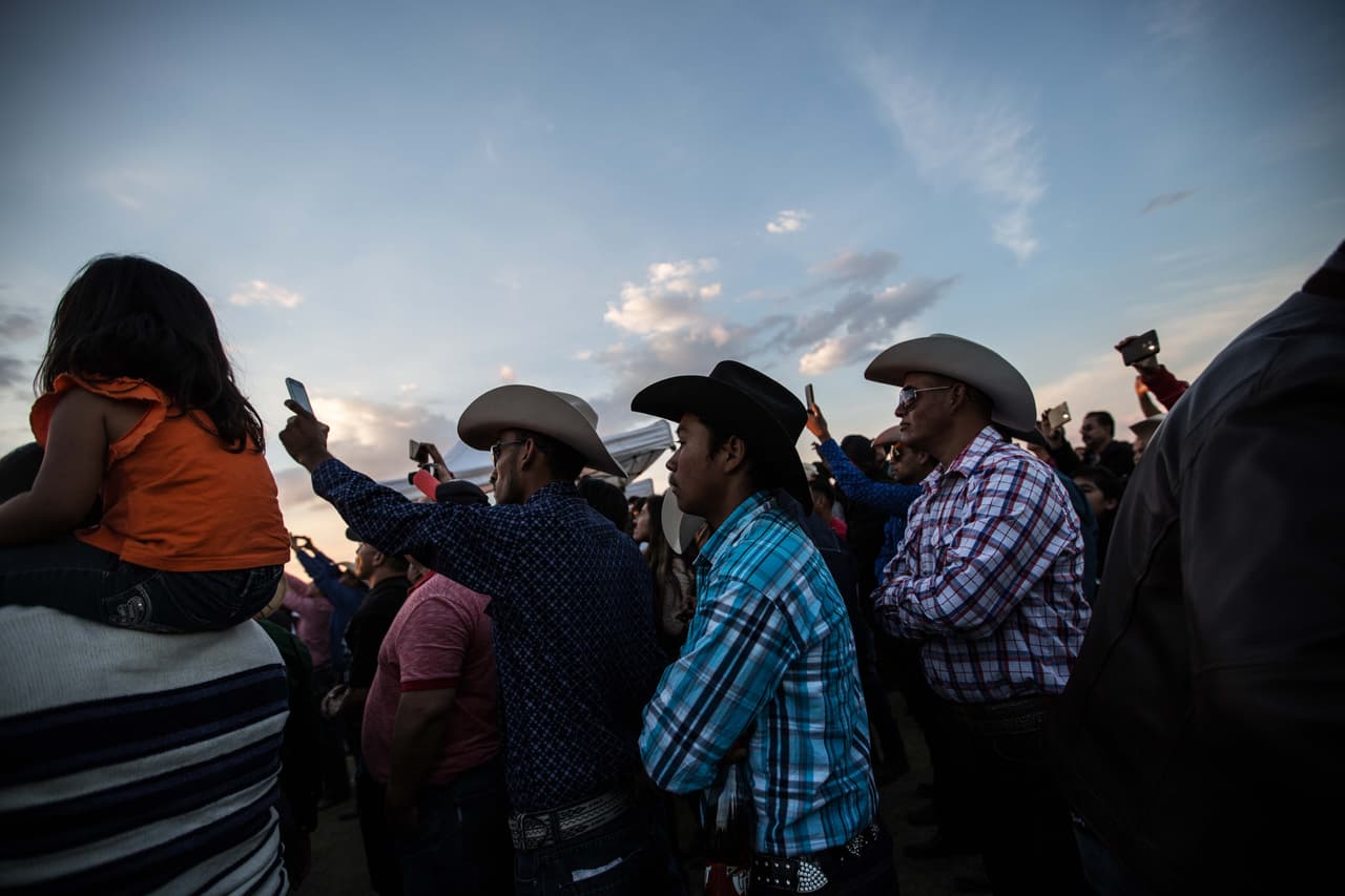 Los XV de Rubí se convirtieron en un fenómeno en las redes sociales, los asistentes querían llevarse un recuerdo en su celular.