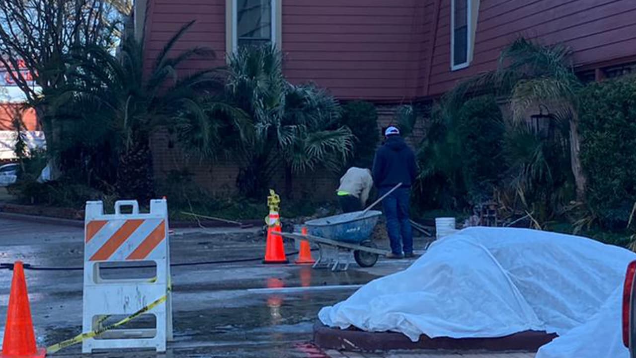 Este sábado se llevarán a cabo entregas de
<b><a href="https://www.univision.com/local/houston-kxln/regalan-agua-embotellada-en-houston-1">agua en diferentes zonas de la ciudad. </a></b>
<br>