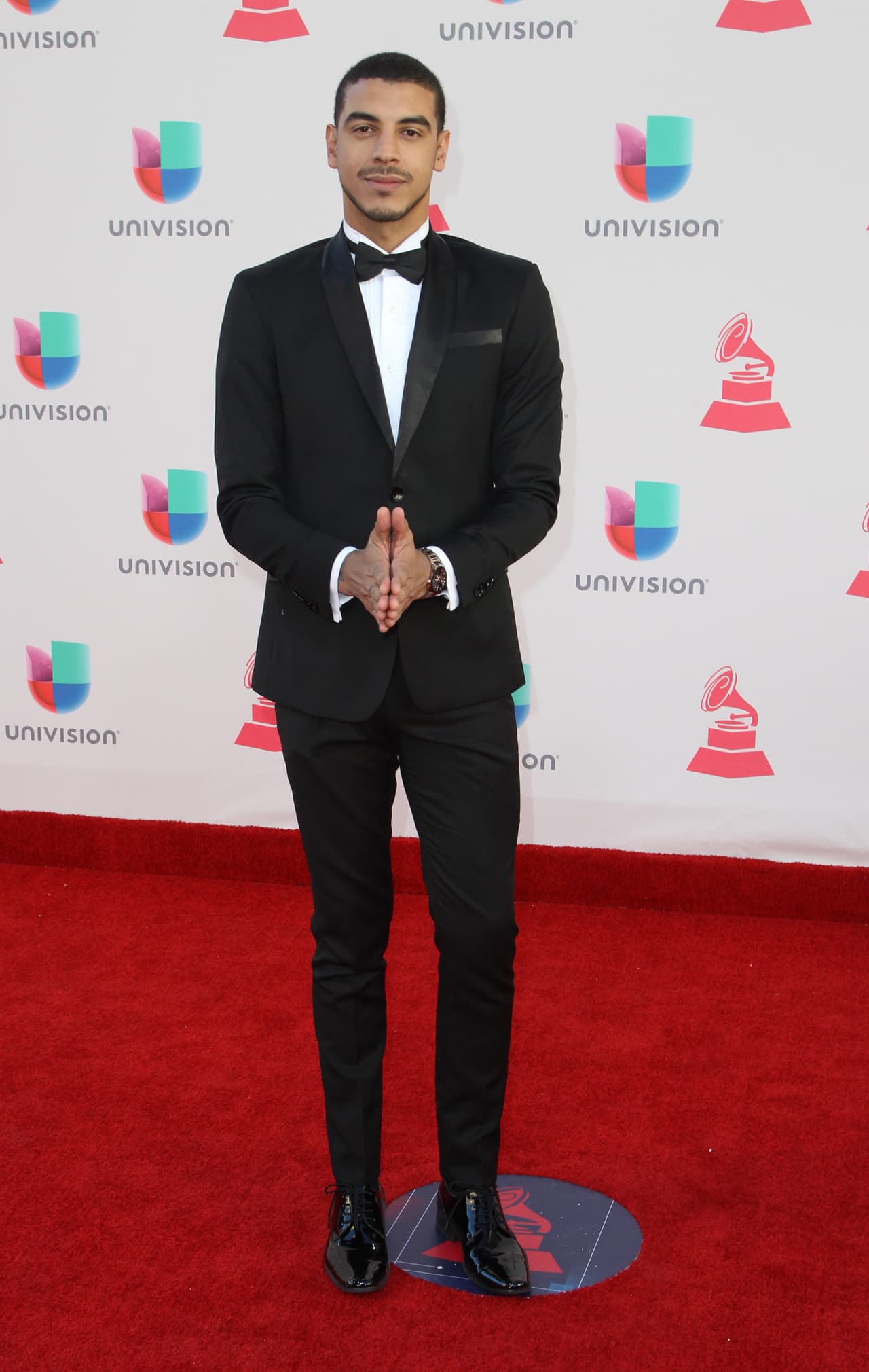 El cartagenero, Manuel Medrano,
<b> </b> fue uno de los seis colombianos que ganaron un Latin Grammy esa noche. Para recibir el reconocimiento el cantante vistió un sobrio smoking. Su gran acierto: los pantalones entubados que hacían ver sus piernas delgadas y centraron la atención en el ancho de su espalda.