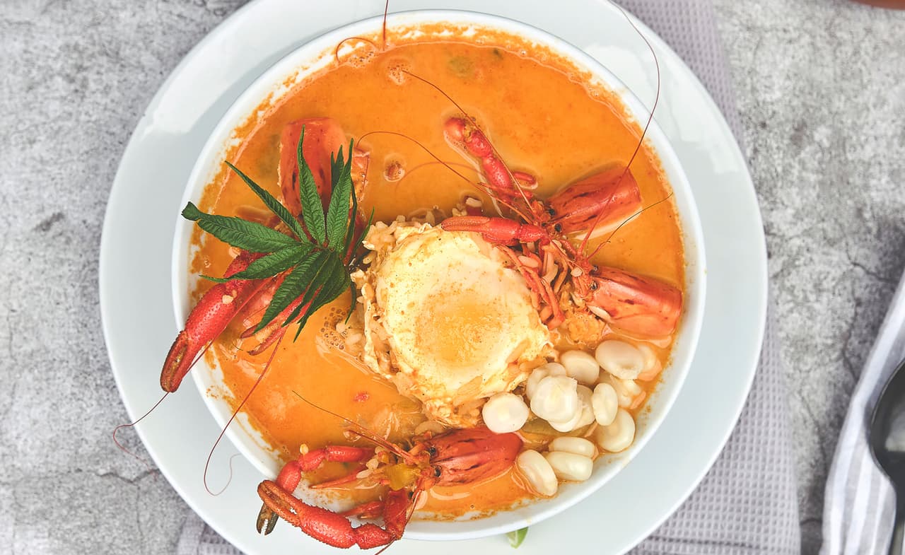 <b>Chupe de camarones</b>
<br>
<br>
<b>Origen: Perú</b>
<br>
<br>Esta cremosa sopa de camarones es una especialidad de Arequipa, una ciudad histórica rodeada de imponentes volcanes. Las noches frías en las montañas son perfectas para este plato sustancioso, en el que camarones tiernos nadan junto a trozos de papa andina, maíz y ají amarillo.
<br>
<br>El chupe es una de las especialidades más conocidas de la gastronomía peruana, popularizada en todo el mundo.
<br>