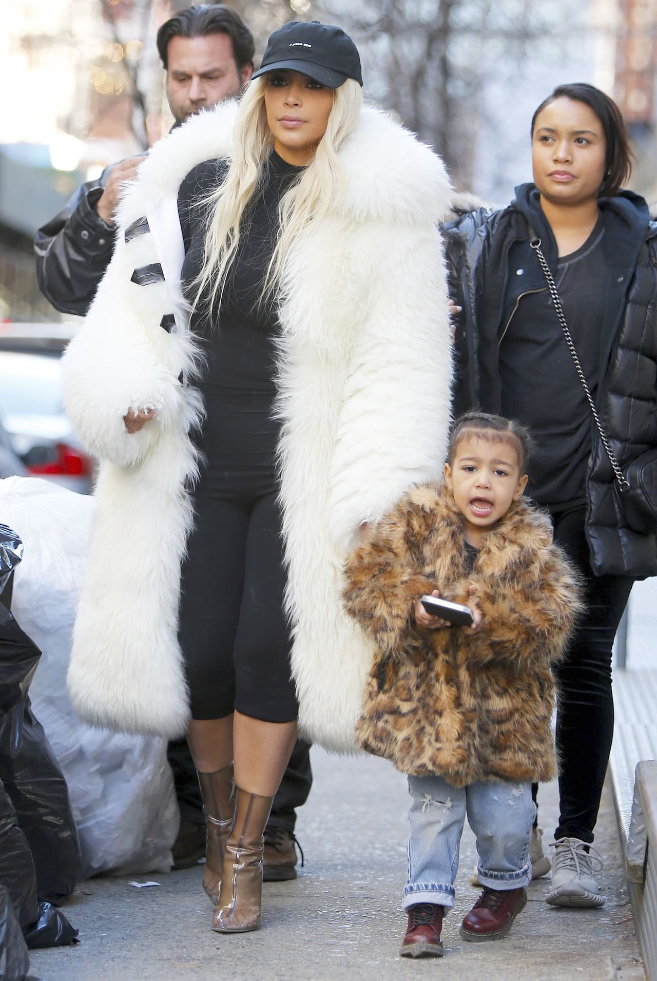 A diferencia de sus papis, la pequeña deja ver su emoción, tristeza o enojo en su carita.