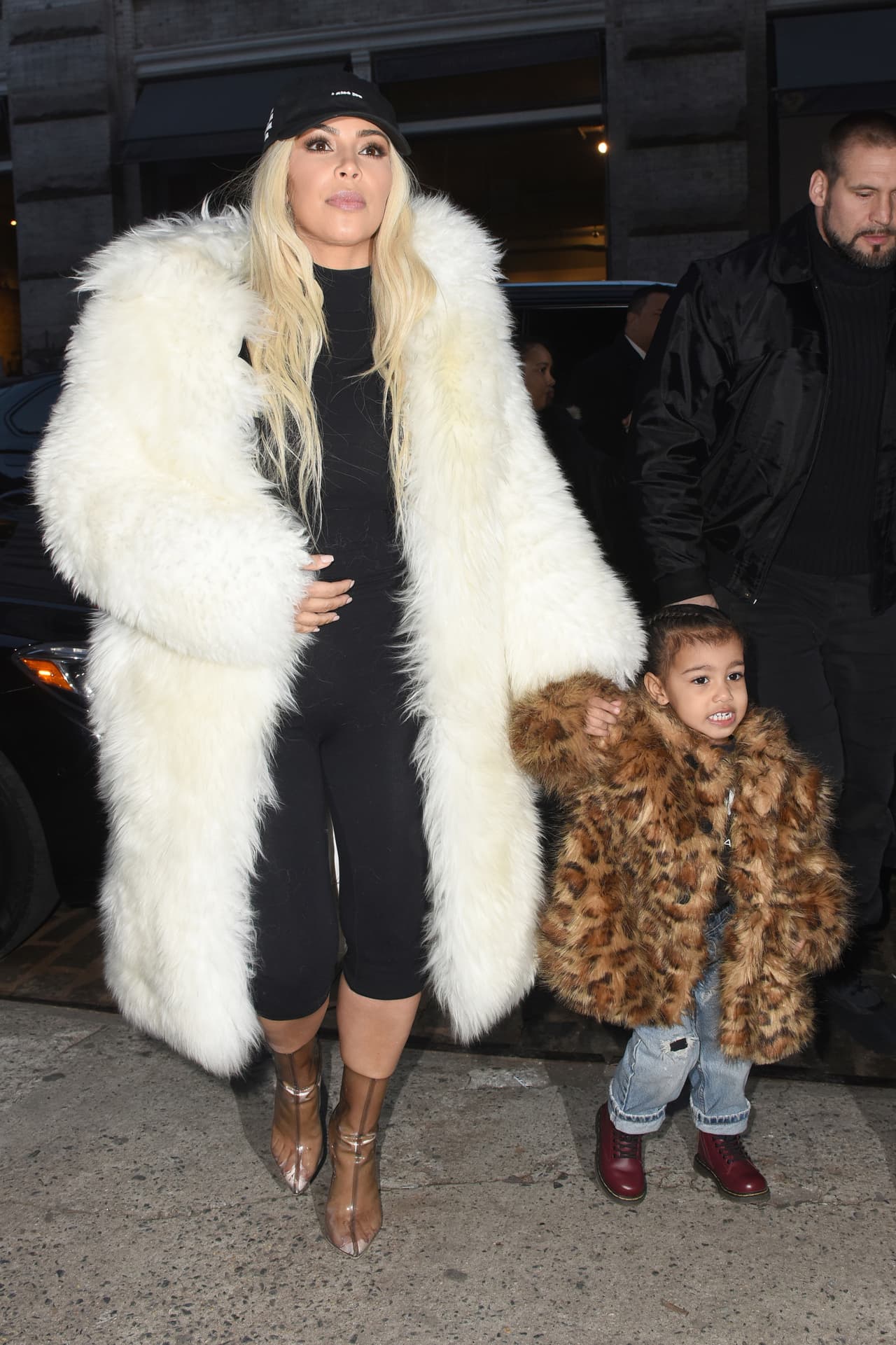 O esta otra, mostrando los dientitos a los paparazzi.