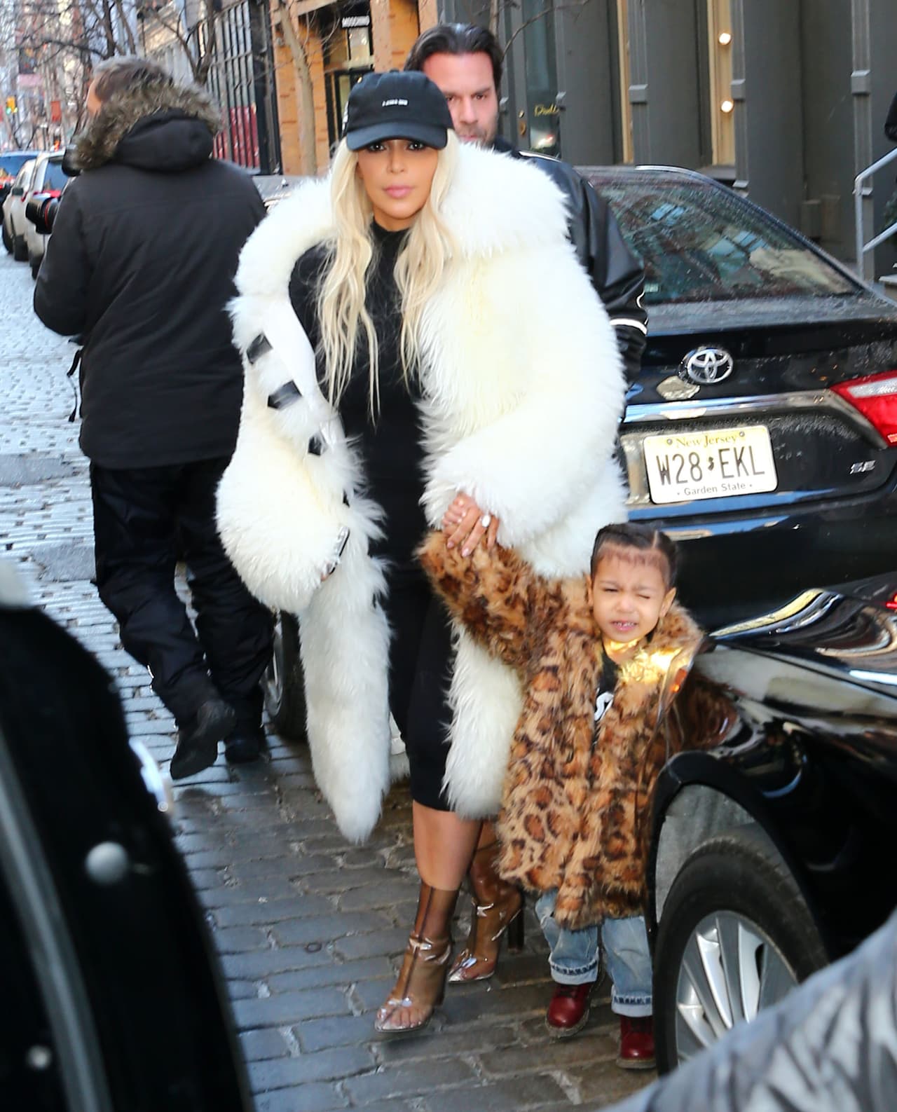 Junto a su mami ha lucido unos impresionantes abrigos.