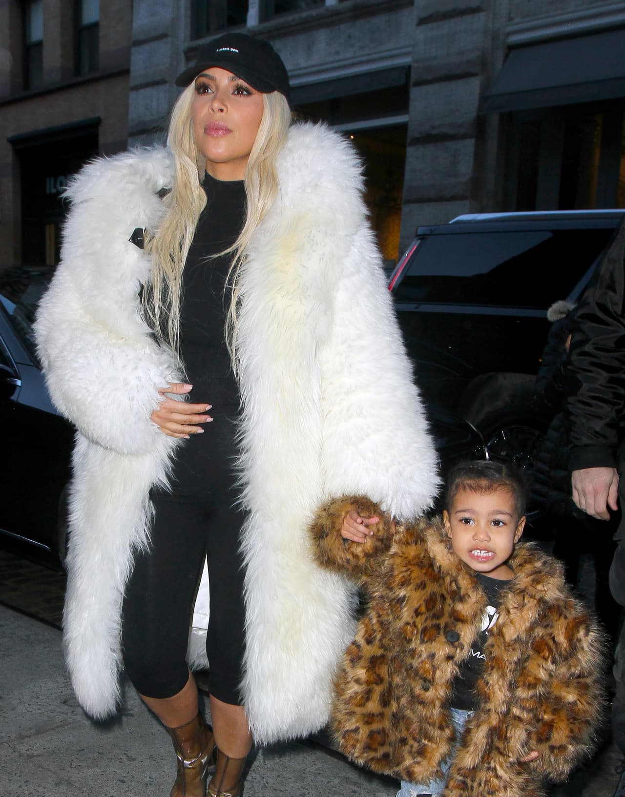 Ni con ese abrigazo ni con su nuevo color de cabello Kim ha brillado junto a su nena.